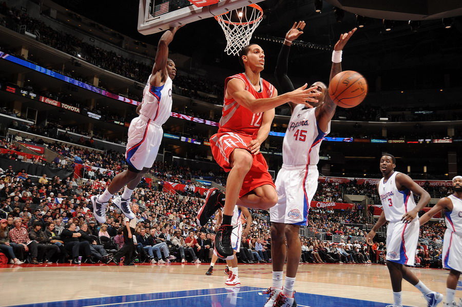  布克关键时刻连续得分建功，太阳末节逆转快船获三连胜